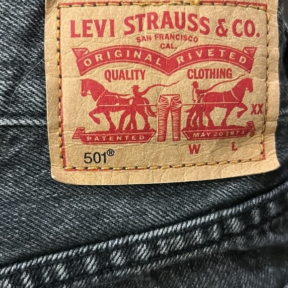 Levi's Women's‎ Black Wash 501 Cut Off Denim Shorts 26 - Buttonfly - Picture 5 of 10